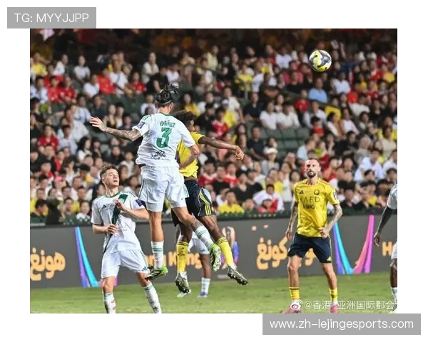 足球巨星赛场意外滑倒全场爆笑场面引发球迷热议