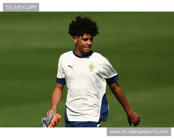 足球巨星以膝盖精准拍球技惊四座瞬间展现完美控制力