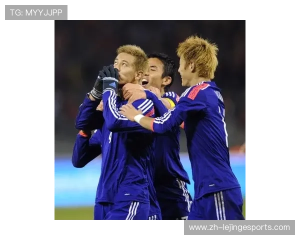 足球球星热情亲吻时刻揭晓赛场背后的情感故事与荣耀时光